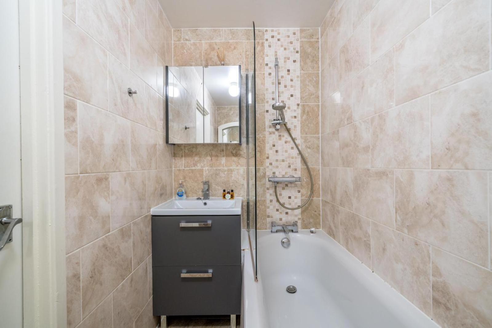 Cozy Apartment In Greater London - 1Br,1 Bath ภายนอก รูปภาพ