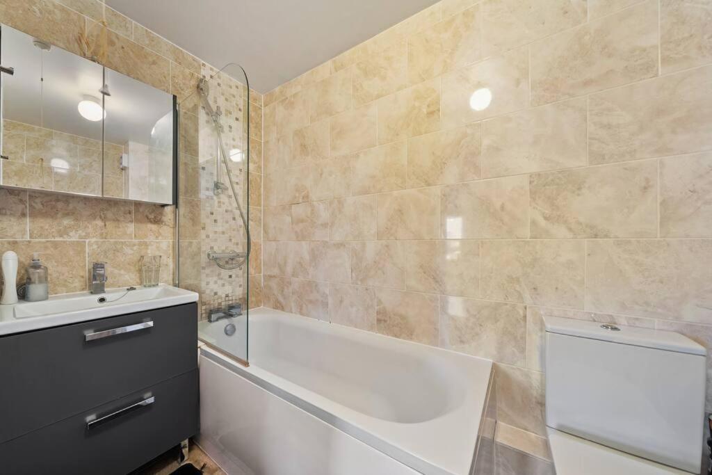 Cozy Apartment In Greater London - 1Br,1 Bath ภายนอก รูปภาพ